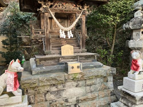 大平山稲荷神社の本殿と左右に鎮座する赤い前掛けの狐像