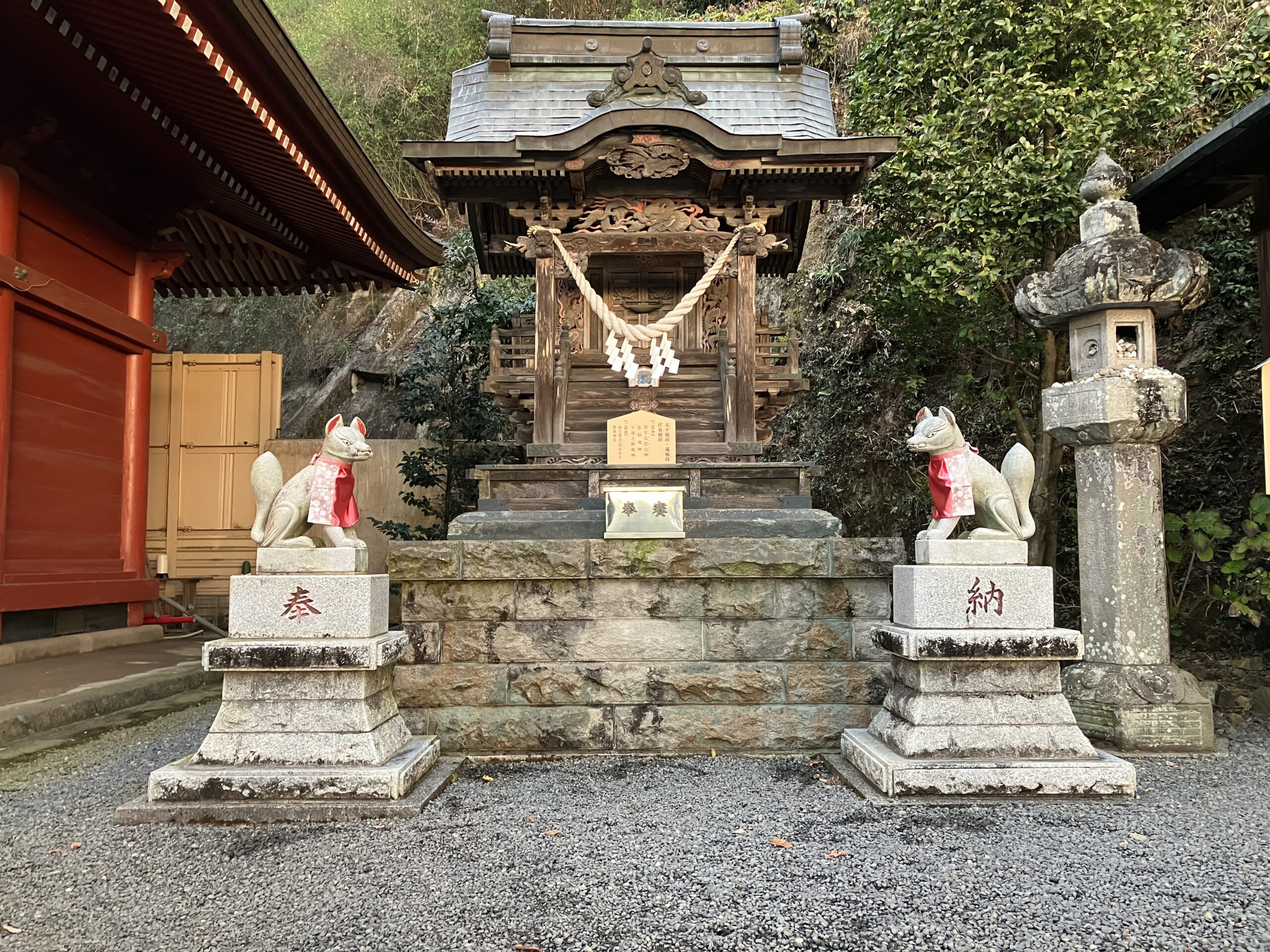 大平山稲荷神社の狐像と本殿、早朝の静かな境内